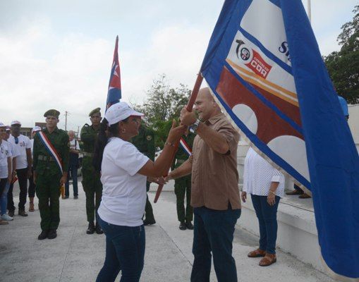 Gerardo Hernández Nordelo (C), coordinador nacional de los Comités de Defensa de la Revolución (CDR) abandera a la delegación de la provincia que asistirá al X Congreso de la organización de masas. Foto: Oscar Alfonso Sosa.