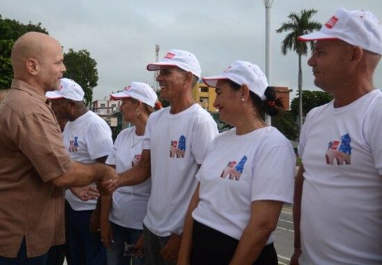 Gerardo Hernández Nordelo (I), coordinador nacional de los Comités de Defensa de la Revolución (CDR) saluda a la delegación de la provincia que asistirá al X Congreso de la organización de masas. Foto: Oscar Alfonso Sosa.