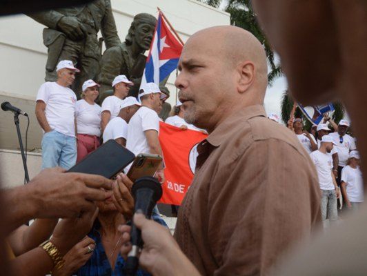 Gerardo Hernández Nordelo (C, segundo plano), coordinador nacional de los Comités de Defensa de la Revolución (CDR) ofrece declaraciones a la prensa, después de abanderar la delegación espirituana al X congreso de los CDR. Foto: Oscar Alfonso Sosa.