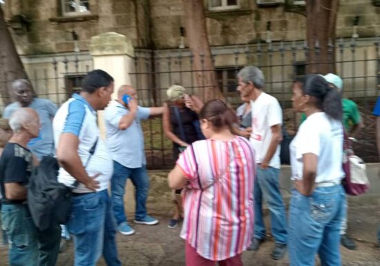 Las autoridades auxilian a los vecinos.