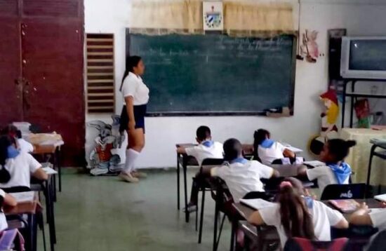 Los estudiantes de cuarto año de las escuelas pedagógicas imparten docencia bajo la atención de sus tutores. Foto: Facebook.