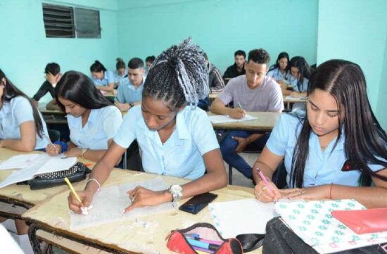 Estudiantes de 12º grado de la provincia espirituana refuerzan su preparación de cara a los exámenes de ingreso a la Educación Superior. Foto: ACN.