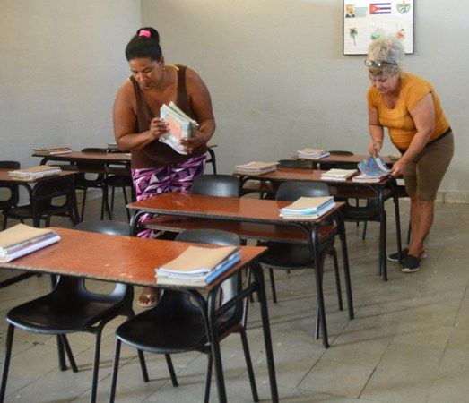 En las escuelas se organiza la base material de estudio en las aulas. Foto: Oscar Alfonso Sosa.