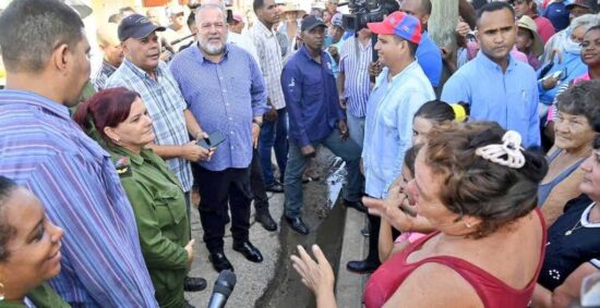 El primer ministro reconoció el alto nivel de preparación de la provincia para enfrentar el evento meteorológico. Foto: Presidencia Cuba.