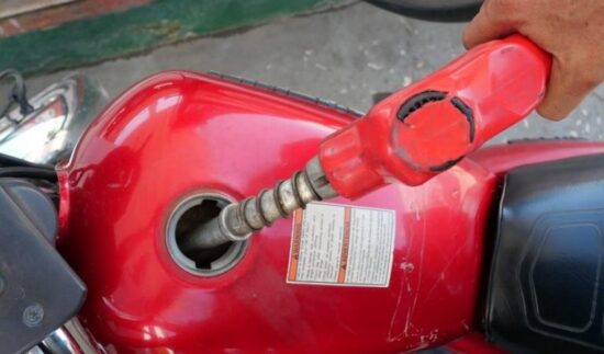 A partir del viernes 15 se elimina la venta de combustible mediante el pago en efectivo. Fotos: Yosdany Morejón/Escambray.