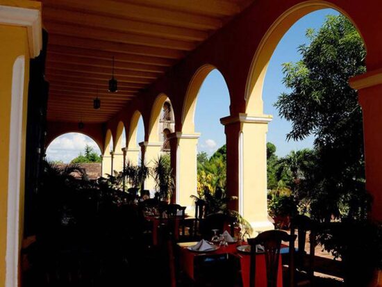 Casa-hacienda Manaca-Iznaga, en todo su esplendor, hoy devenida concurrido restaurante. Al fondo, la famosa torre-campanario, devenida símbolo oficial de Trinidad.