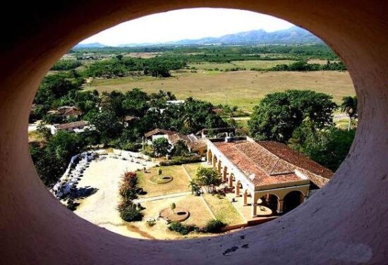 Vista panorámica desde la torre-campanario de Manaca-Iznaga, en el Valle de los Ingenios. Fotos: Prensa Latina.
